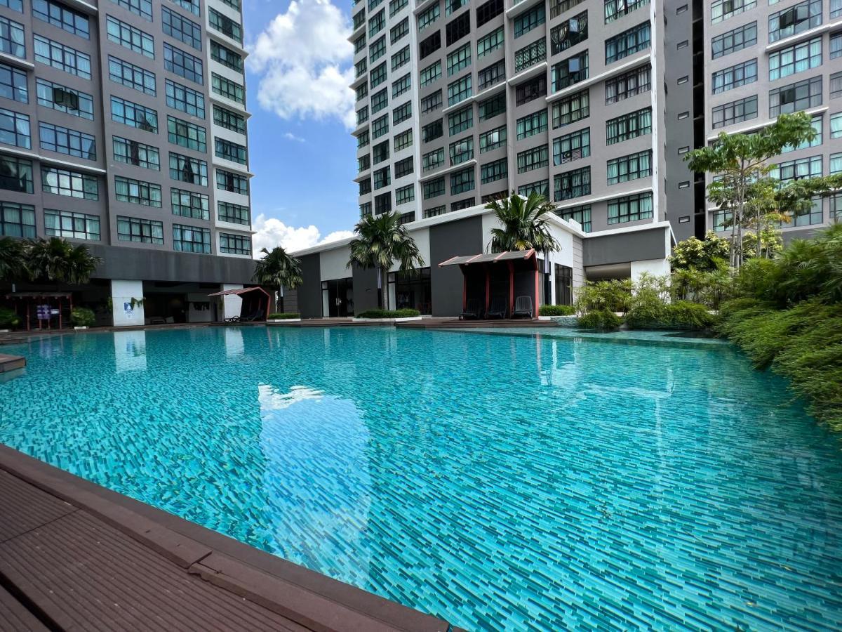 Conezion Botanical Suite: Spacious Family Retreat Near Putrajaya