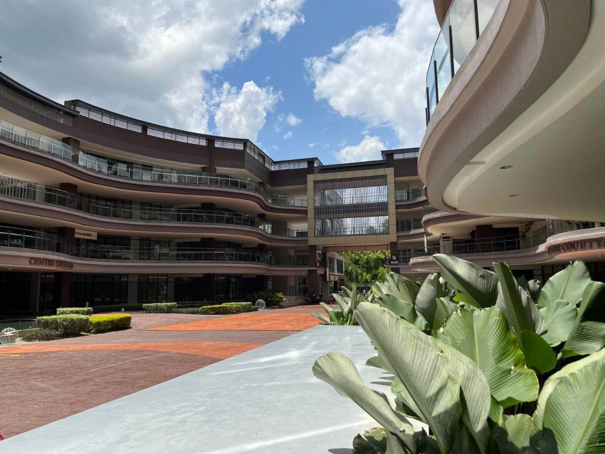 Conezion Botanical Suite: Spacious Family Retreat Near Putrajaya